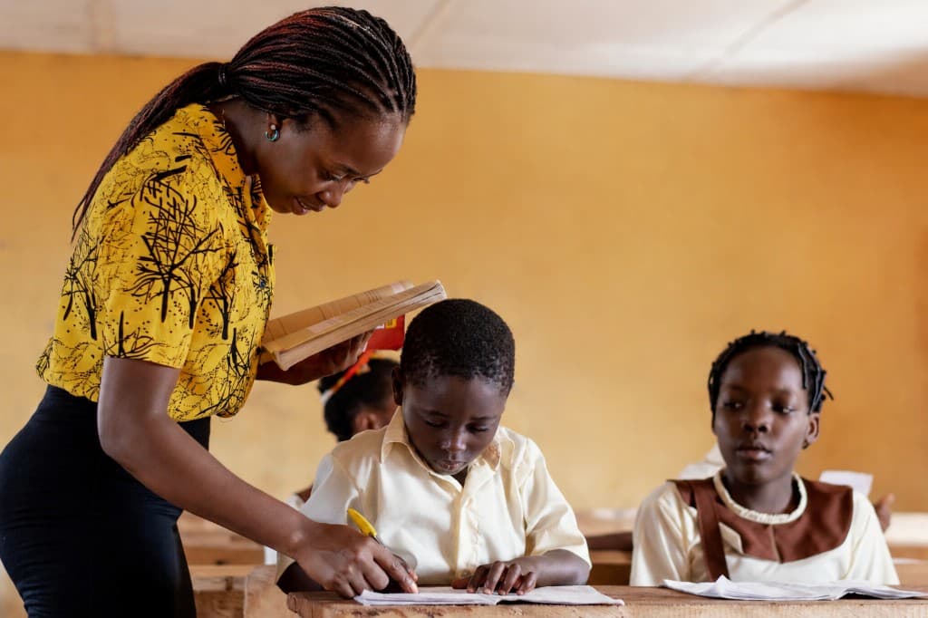 Enseignant et élèves dans une salle de classe au Cameroun